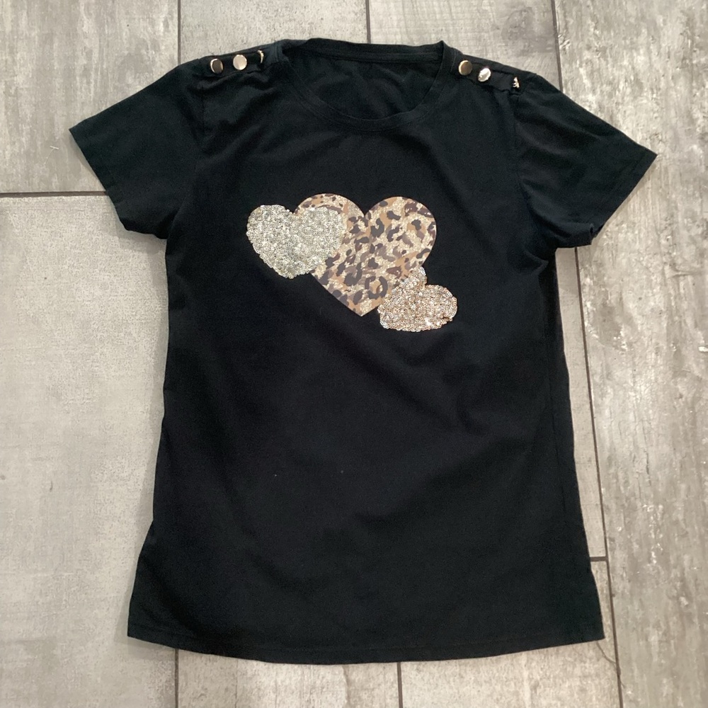 Source Unknown Black T-Shirt with Glitter Heart Design size small #34